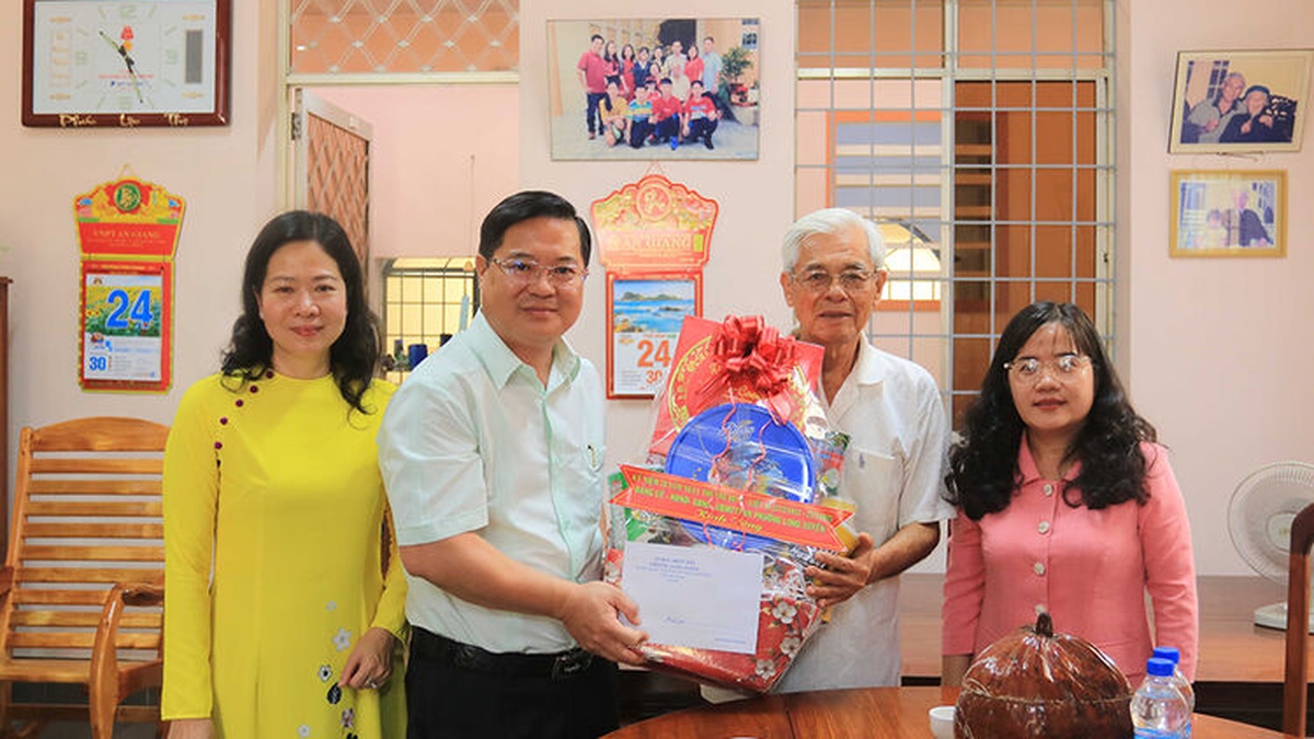 Leiter des Bezirks Long Xuyen besuchen Familien von Leistungsempfängern und Verdiensten