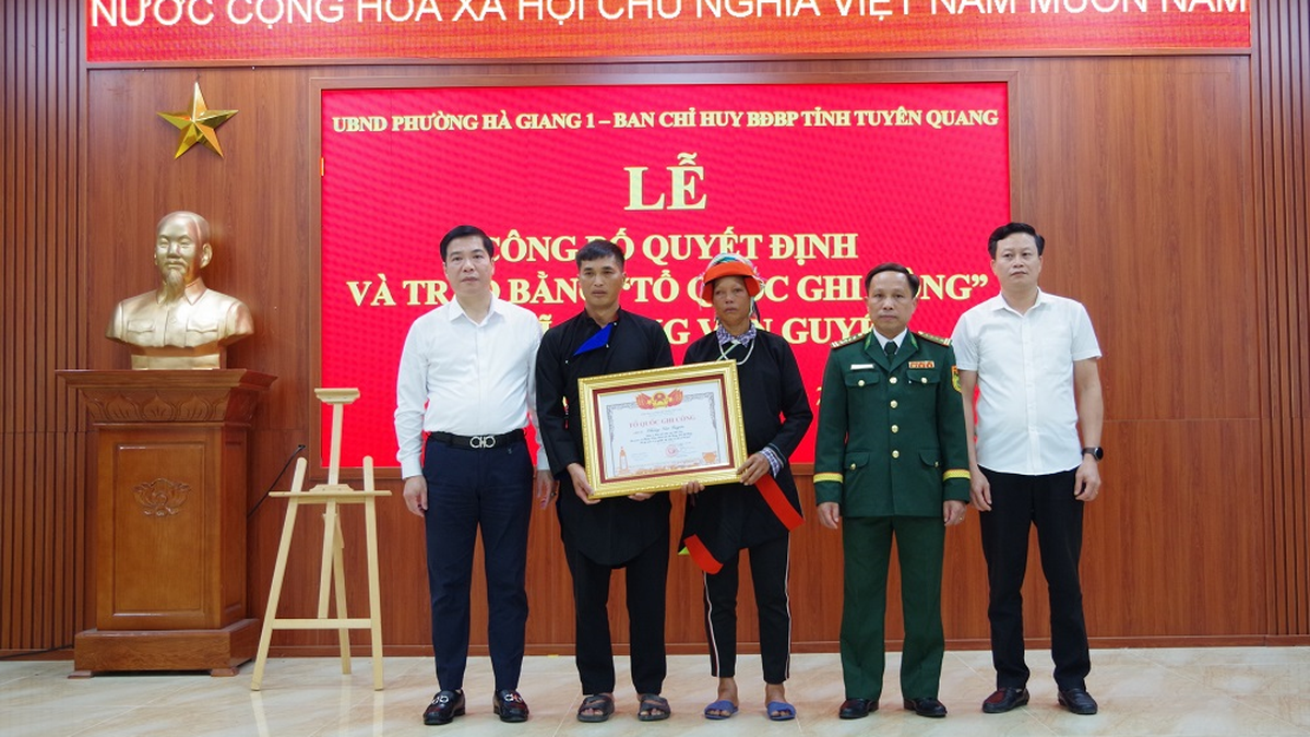 Tuyen Quang៖ ប្រគល់​ប័ណ្ណសរសើរ​ដល់​ញាតិមិត្ត​យុទ្ធជន​ការពារ​ព្រំដែន
