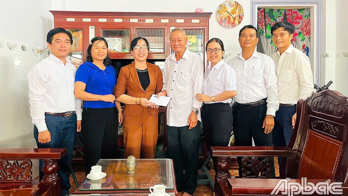 La Asociación de Agricultores de Dong Thap visita y entrega obsequios a las familias de los afectados
