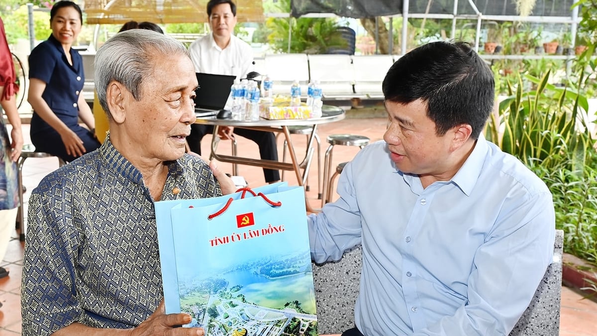 El secretario del Comité Provincial del Partido de Lam Dong Y Thanh Ha Nie K visitó a los cuadros revolucionarios veteranos