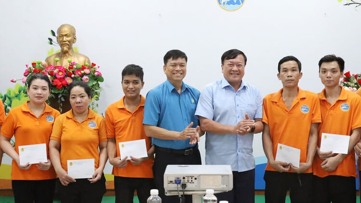 สมาพันธ์แรงงานจังหวัดมอบของขวัญแก่สมาชิกสหภาพแรงงานและลูกจ้าง พร้อมมอบบ้านพัก “สงเคราะห์สหภาพแรงงาน”
