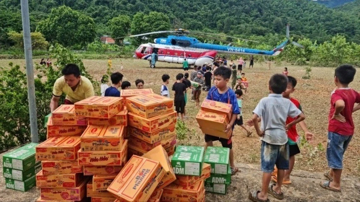 Plus de 18 tonnes de secours ont été acheminées par hélicoptère dans la zone inondée de Nghe An.