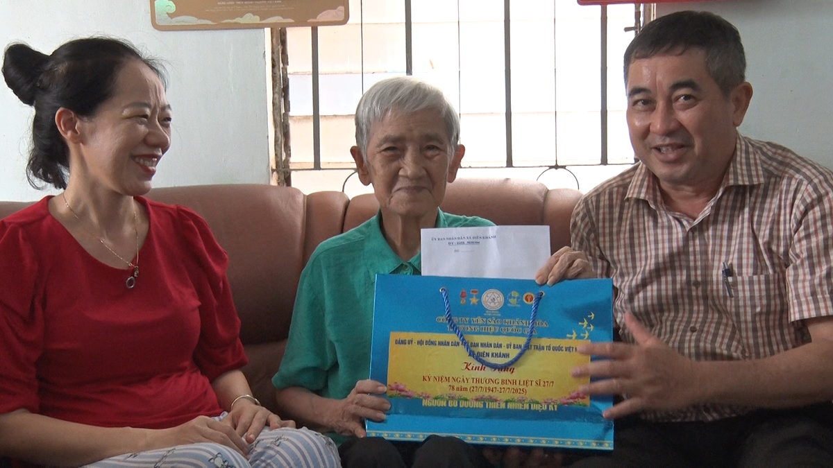 ឃុំ Dien Khanh៖ ចុះសួរសុខទុក្ខ និងផ្តល់អំណោយដល់គ្រួសារគោលនយោបាយធម្មតាចំនួន ៤៥គ្រួសារ