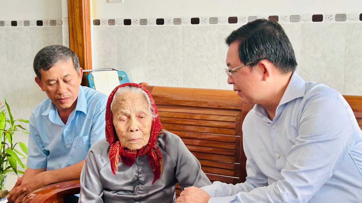 Provincial Party Secretary Ho Quoc Dung visits policy families