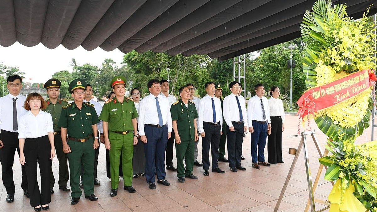 Eine Delegation der Provinz Tuyen Quang bietet Weihrauch in der Zitadelle Quang Tri an