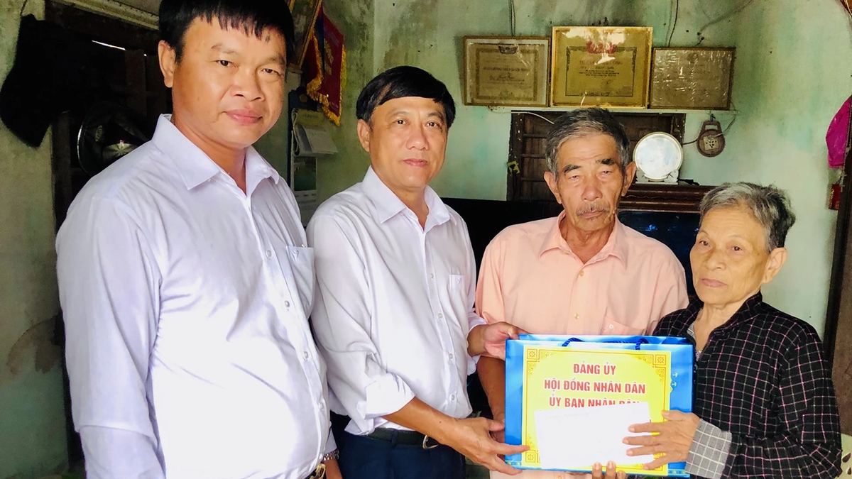 Van Thang Commune: Visiting and giving gifts to 10 typical policy families
