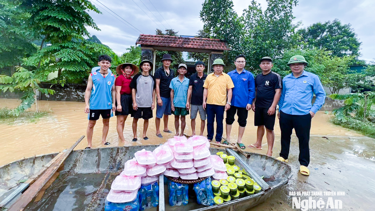 มื้ออาหารอุ่นๆ ชุดแรกเพื่อช่วยเหลือผู้ประสบภัยน้ำท่วมในจังหวัดเหงะอาน