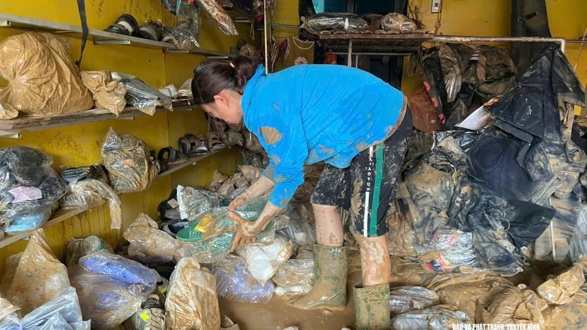 Un marché animé de l'ouest de Nghe An est inondé de boue après l'inondation, laissant les petits commerçants les mains vides.