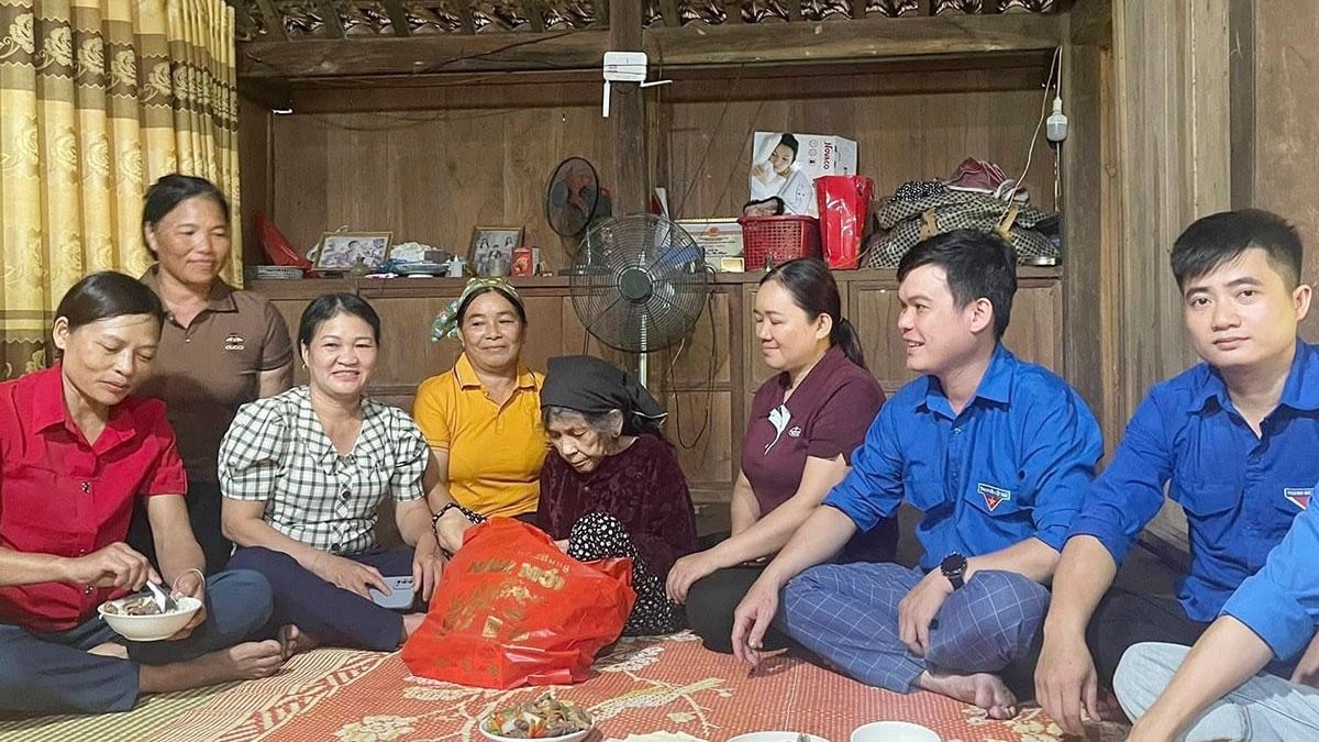 Die Tuyen Quang Youth Union führt gleichzeitig das Programm „Essen mit Mutter“ durch.