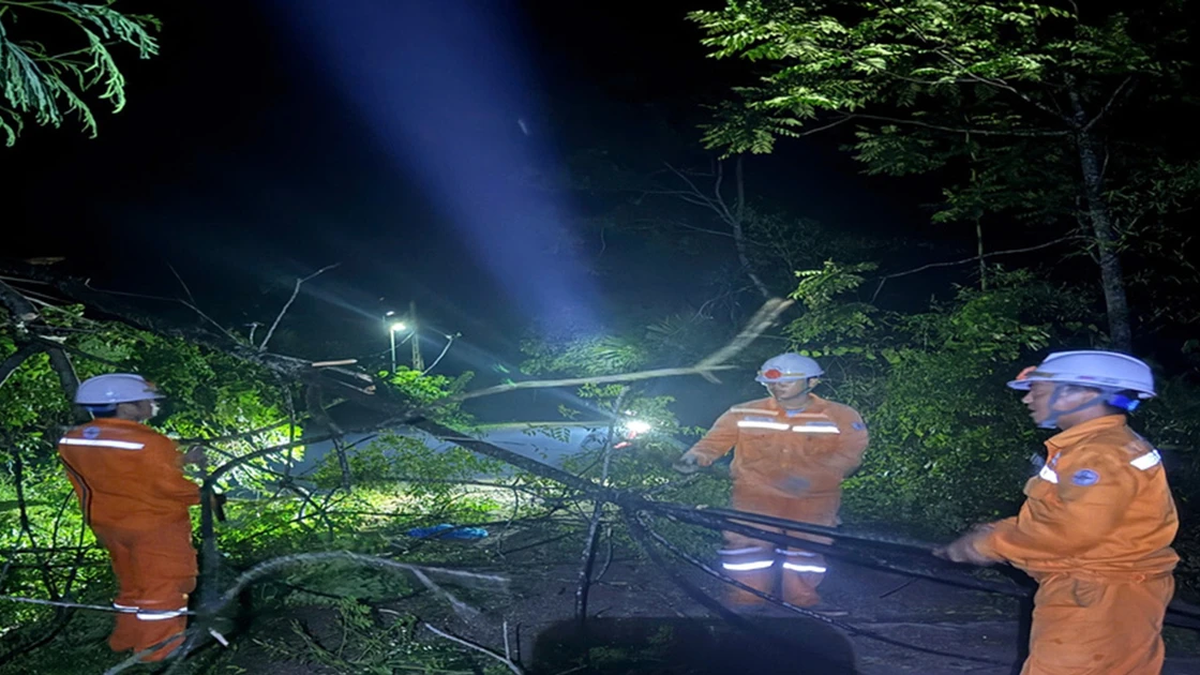 Das Energiemanagementteam der Region Van Ban behebt Probleme nach Stürmen und Tornados