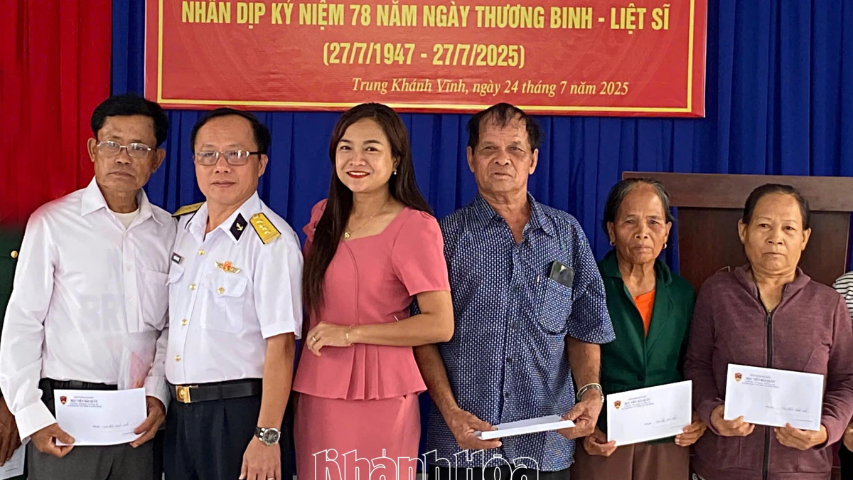 Naval Academy organizes many activities in Trung Khanh Vinh commune