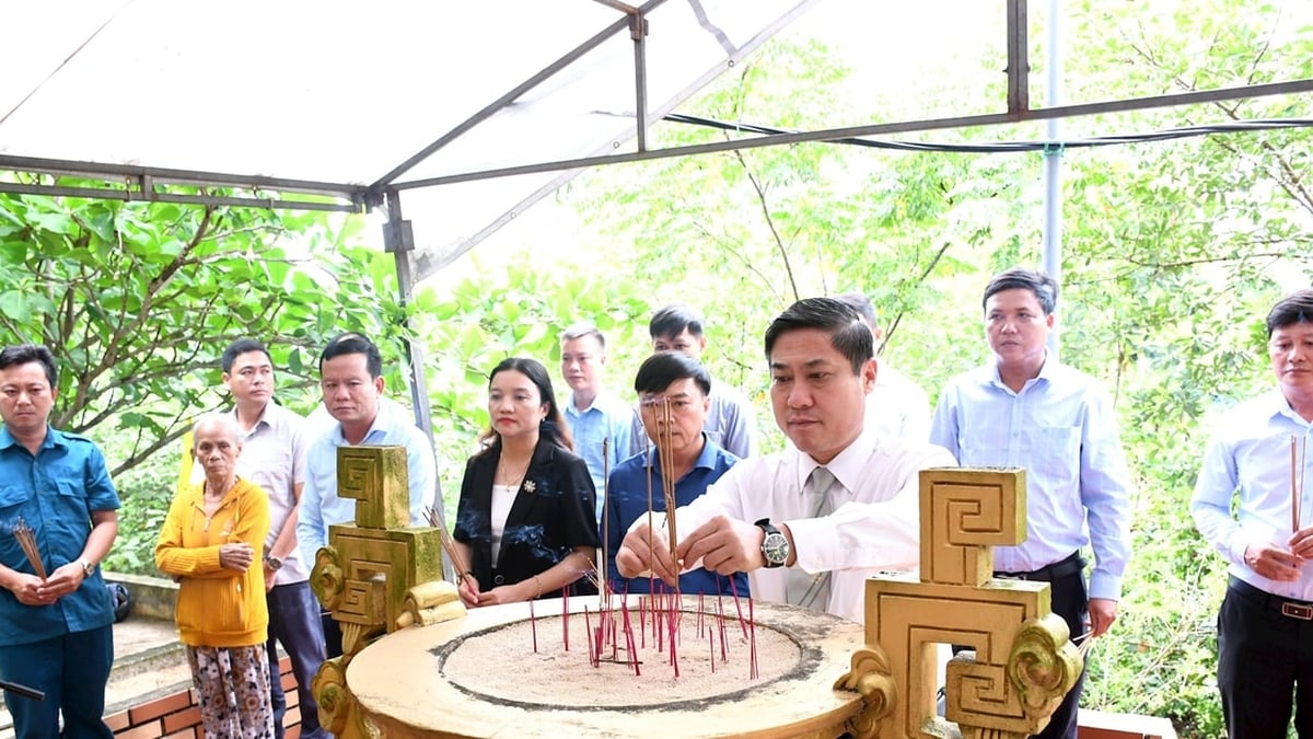 Vice Chairman of the City People's Committee Phan Thai Binh offered incense at Ong Bat Stele House