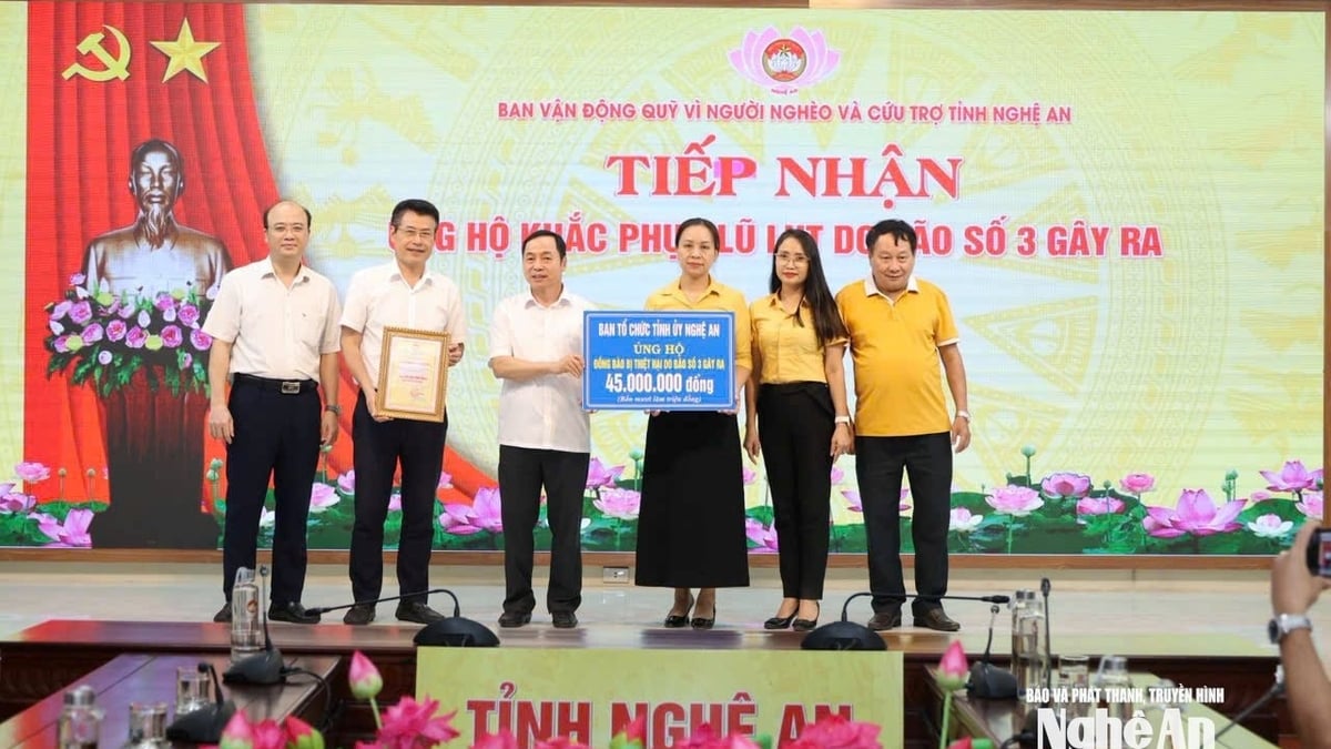 សមាគម Nghe An នៅទីក្រុង Hai Phong ប្រគល់អំណោយដល់សិស្សពូកែនៅ Nghe An និង Ha Tinh