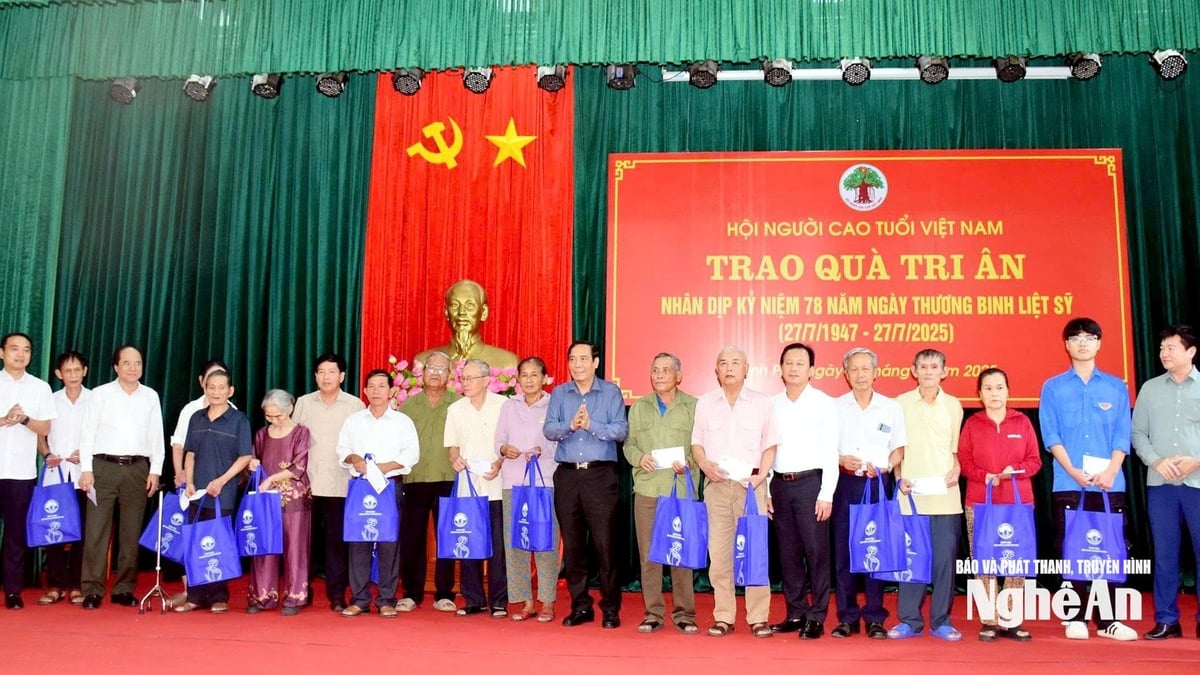 សមាគម​មនុស្ស​ចាស់​វៀតណាម​ជូន​អំណោយ​ដល់​អ្នក​មាន​បុណ្យ​នៅ​វួដ Vinh Phu (Nghe An)