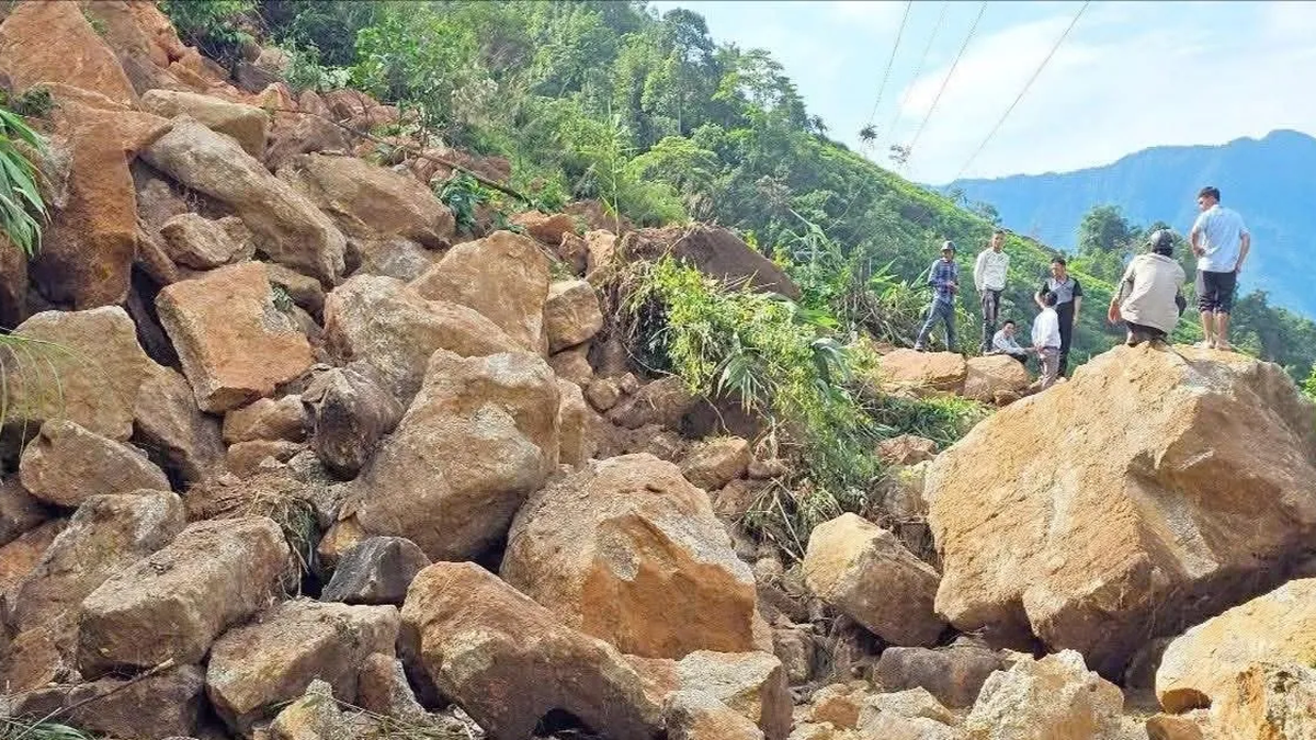 北部山岳地帯：転がる岩、土砂崩れ、道路を覆う泥