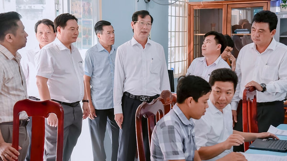 Vice Chairman of An Giang Provincial People's Committee Le Van Phuoc surveyed Vinh Dieu and Giang Thanh communes.