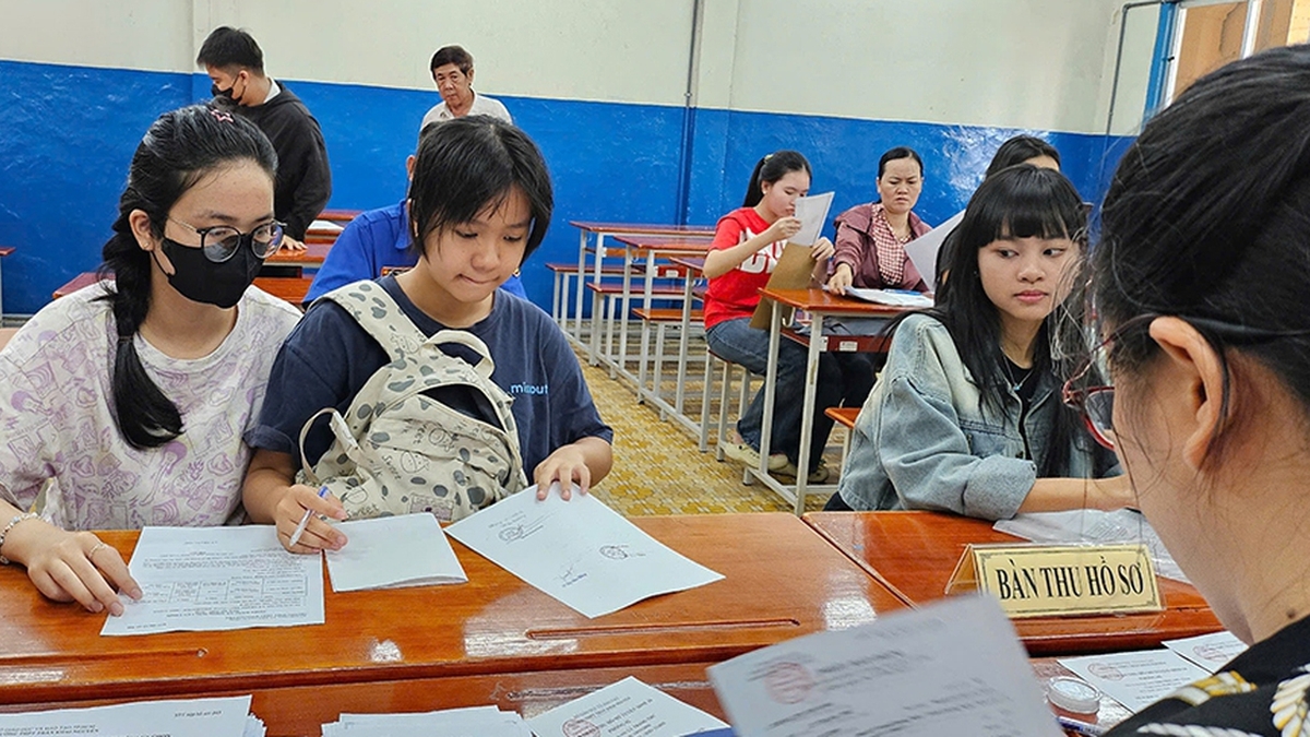 ការ​ចូល​រៀន​ថ្នាក់​ទី​១០៖ សាលា​កំពូល និង​ថ្នាក់​ក្រោម​ទាំង​ពីរ​ខ្វះ​សិស្ស