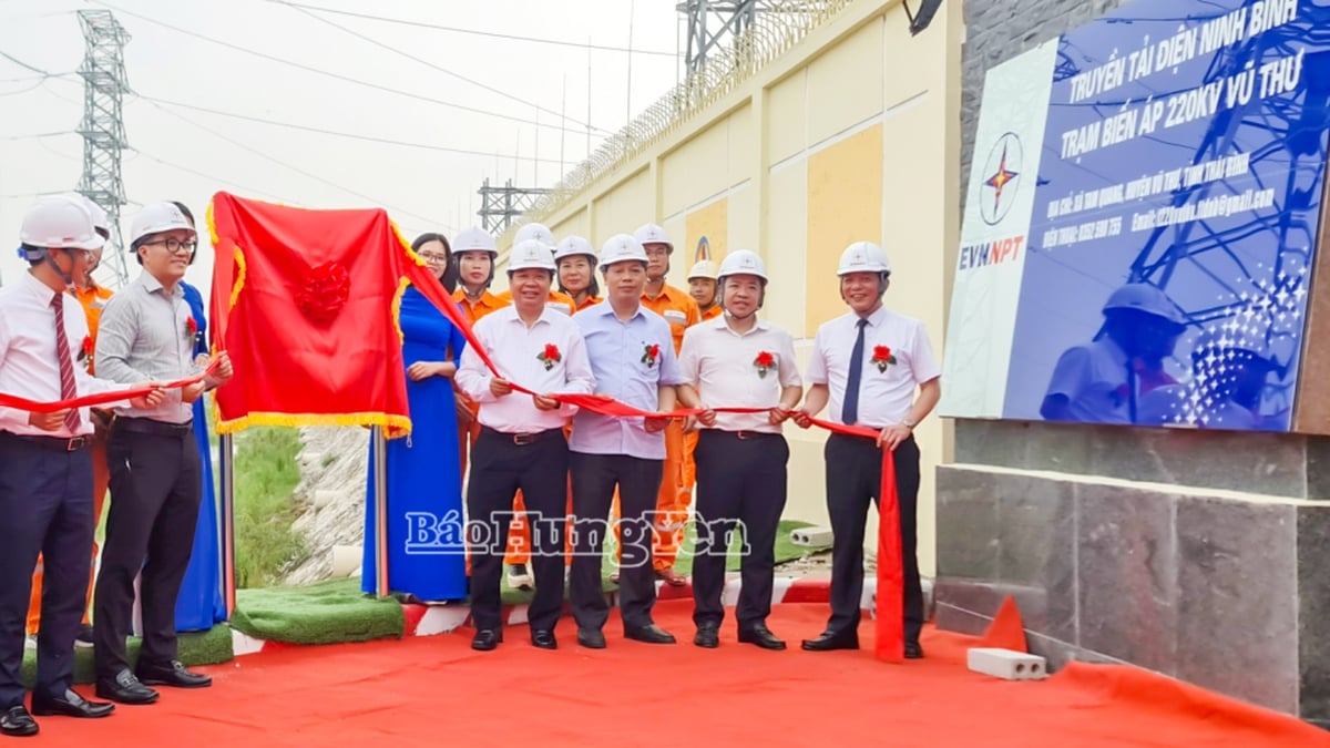 Placement de panneaux sur les projets clés du secteur de l'électricité pour accueillir le Congrès des délégués du Comité du Parti du Groupe de l'électricité du Vietnam