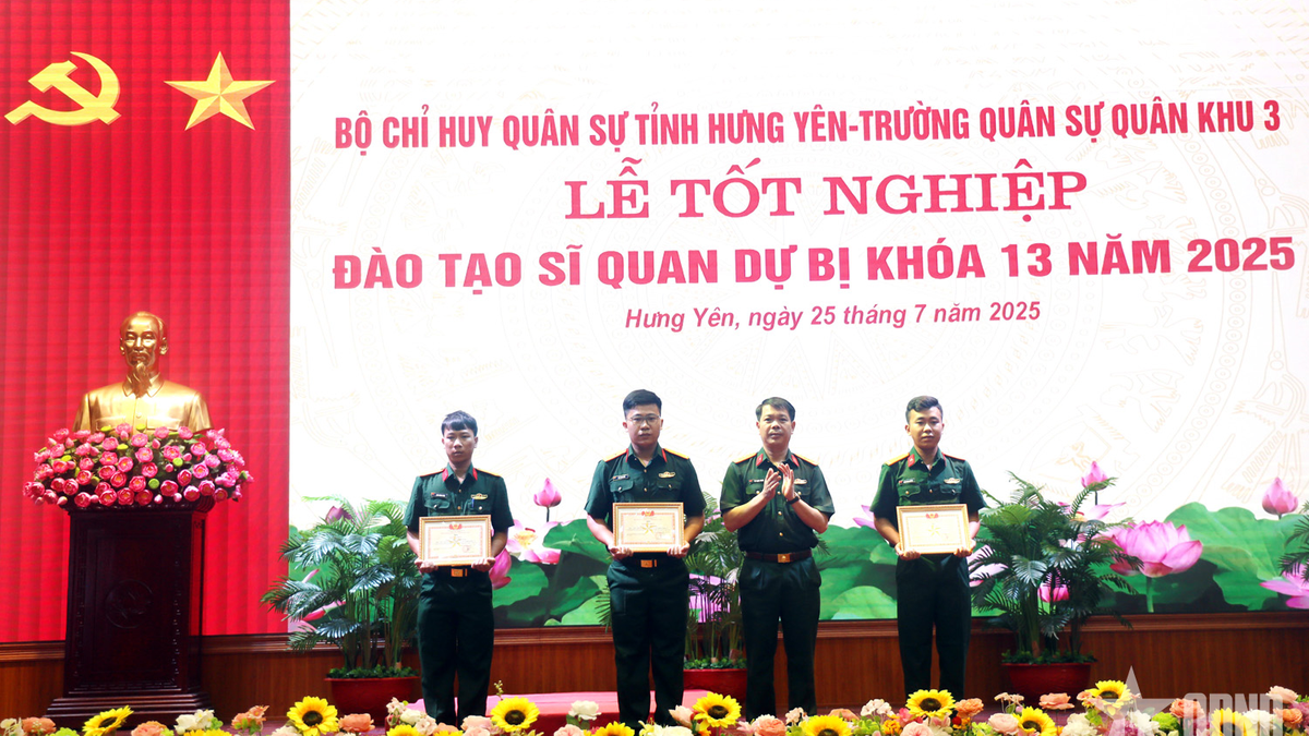 បញ្ជាការដ្ឋានយោធាខេត្ត Hung Yen បានសម្របសម្រួលរៀបចំពិធីប្រគល់សញ្ញាបត្រដល់វគ្គបណ្តុះបណ្តាលមន្ត្រីបម្រុងលើកទី១៣ ឆ្នាំ២០២៥។