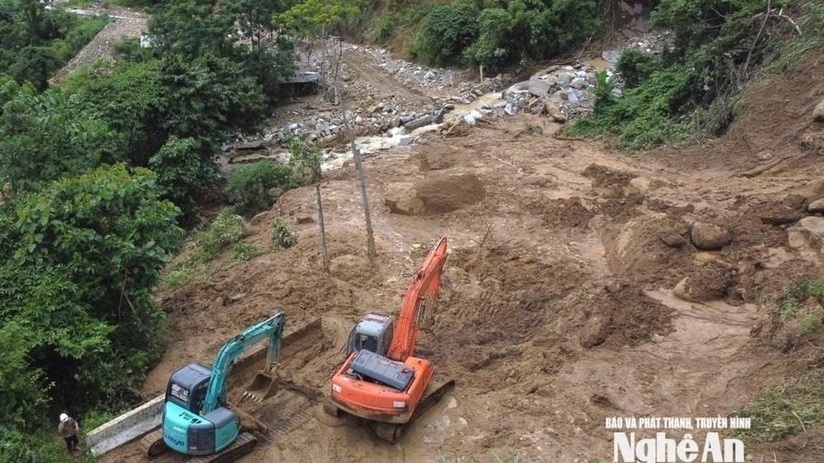 嵐3号の影響を受けた道路を緊急に除去するために、24時間365日交代制で機械や設備を動員して作業している。