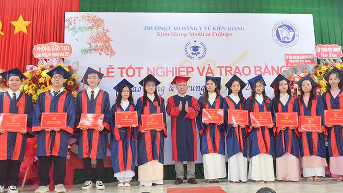 Remise des diplômes à 321 étudiants en médecine