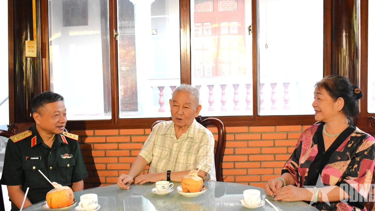 Senior Lieutenant General Le Quang Minh visited and presented gifts to General Le Van Dung