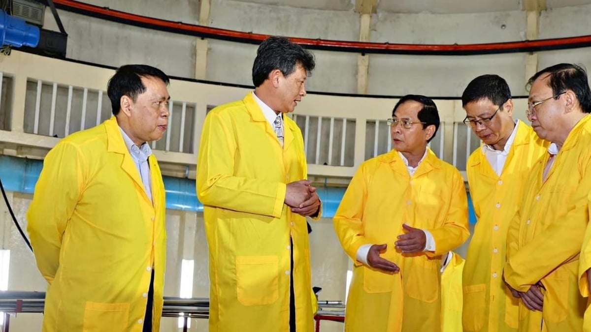 Le vice-Premier ministre Bui Thanh Son travaille avec les dirigeants de l'Institut de recherche nucléaire de Lam Dong