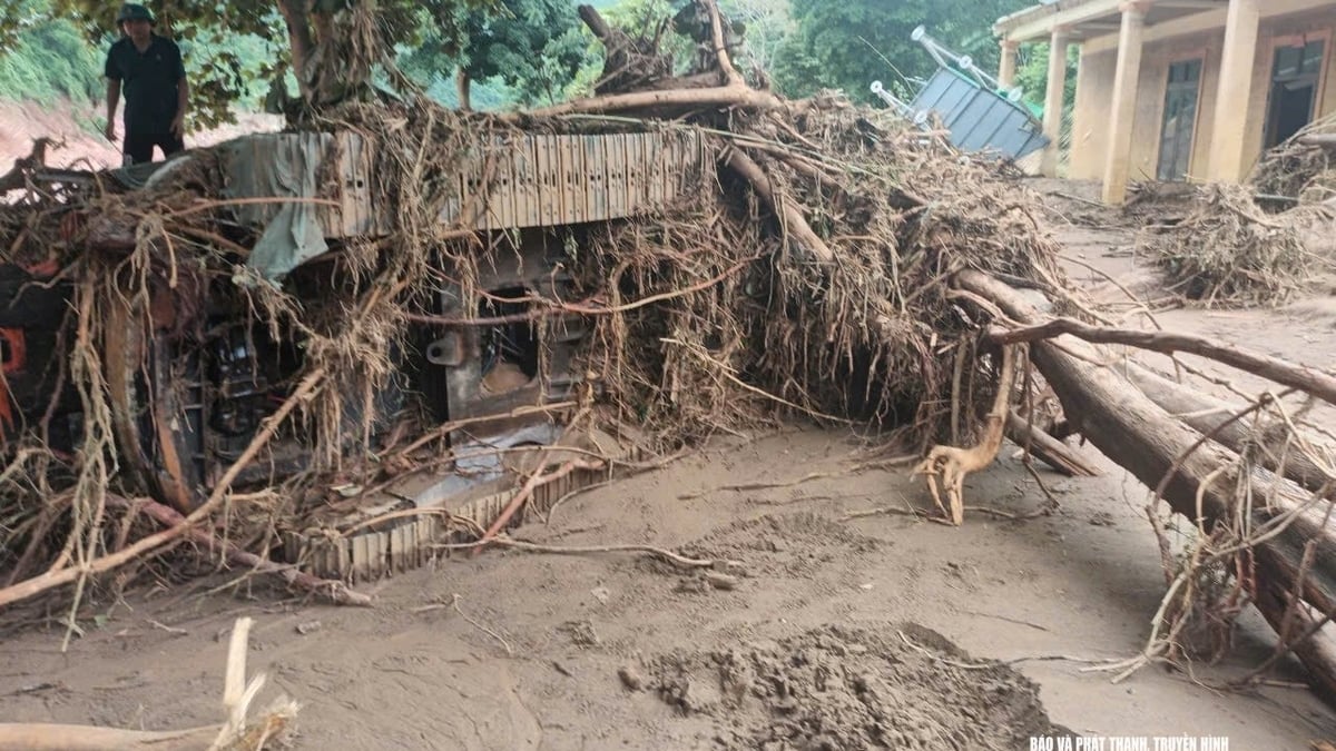 The '4 on-site' force of My Ly commune (Nghe An) walked for 2 days to reach Cha Nga village isolated by floods, where 36 houses were swept away.