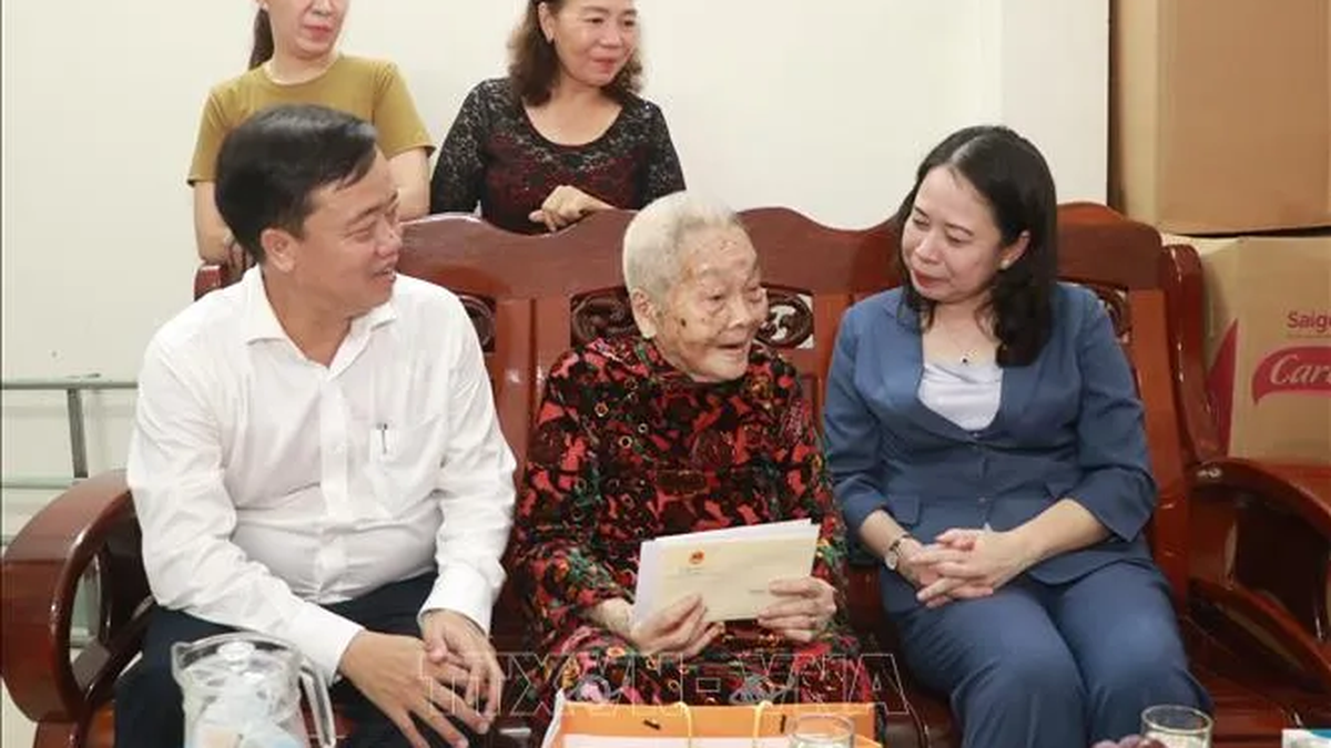 Vice President Vo Thi Anh Xuan visits and presents gifts to policy families in Ca Mau