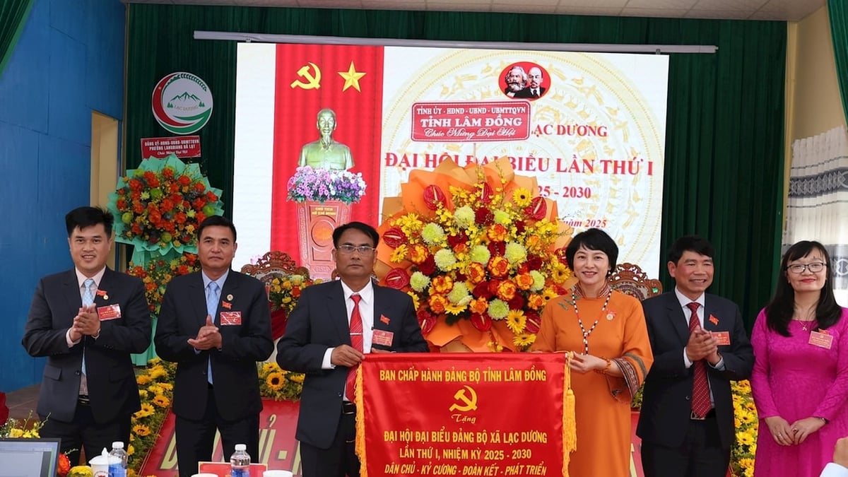 Deputy Secretary of the Provincial Party Committee, Chairwoman of the Provincial Vietnam Fatherland Front Committee Pham Thi Phuc attended the Congress in the largest commune of the province.