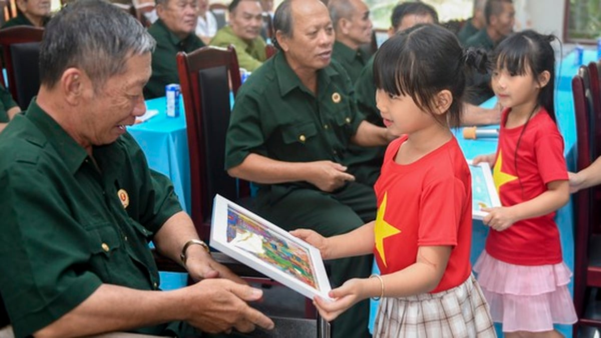 គំនូរជាង 100 ដោយកូនរបស់បុគ្គលិក និងផលិតផលអាហារូបត្ថម្ភ Vinamilk 18,000 ដើម្បីបង្ហាញពីការដឹងគុណនៅថ្ងៃទី 27 ខែកក្កដា។