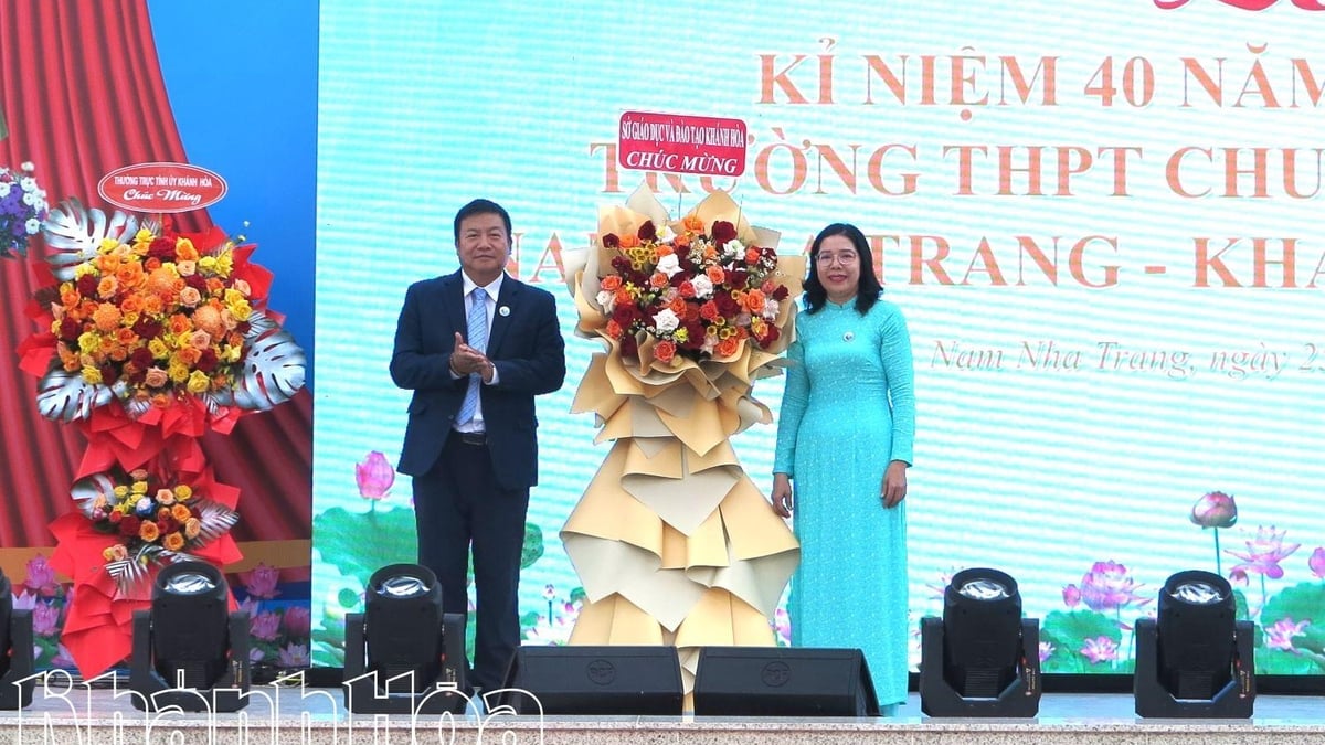 Le Quy Don High School for the Gifted (Nam Nha Trang Ward) celebrates its 40th anniversary
