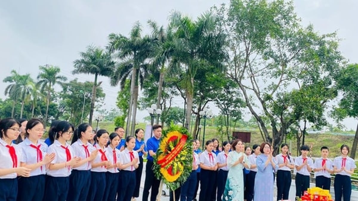 Viet Hung, Long Bien, Phuc Loi and Bo De wards commemorate heroic martyrs