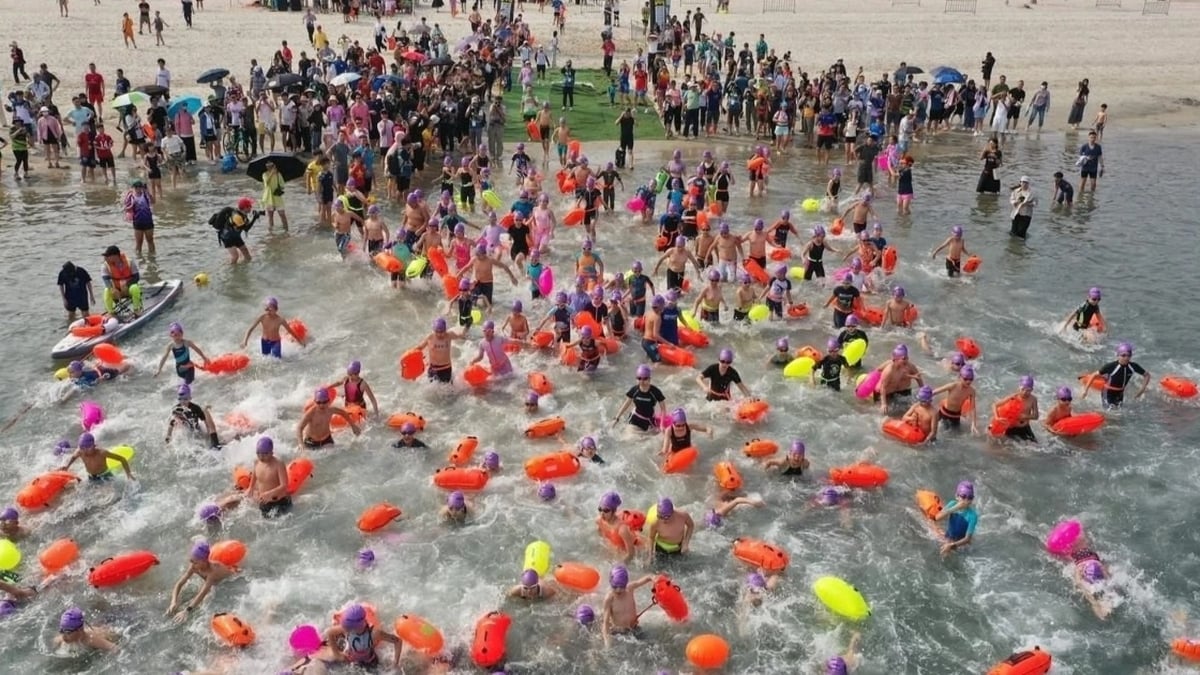 นักกีฬาสาวสวยสอนทักษะการว่ายน้ำในการแข่งขัน Aqua Warriors Quang Tri