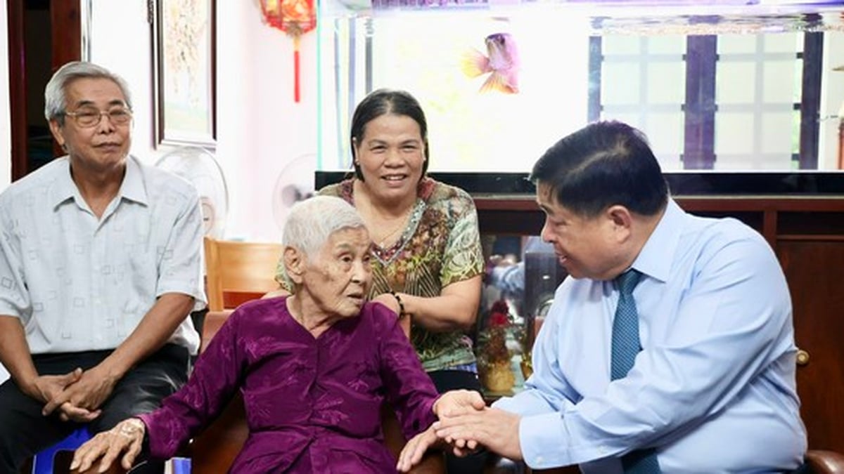 Le vice-Premier ministre Nguyen Chi Dung a rendu visite aux familles ayant apporté leur contribution à la révolution et leur a offert des cadeaux.