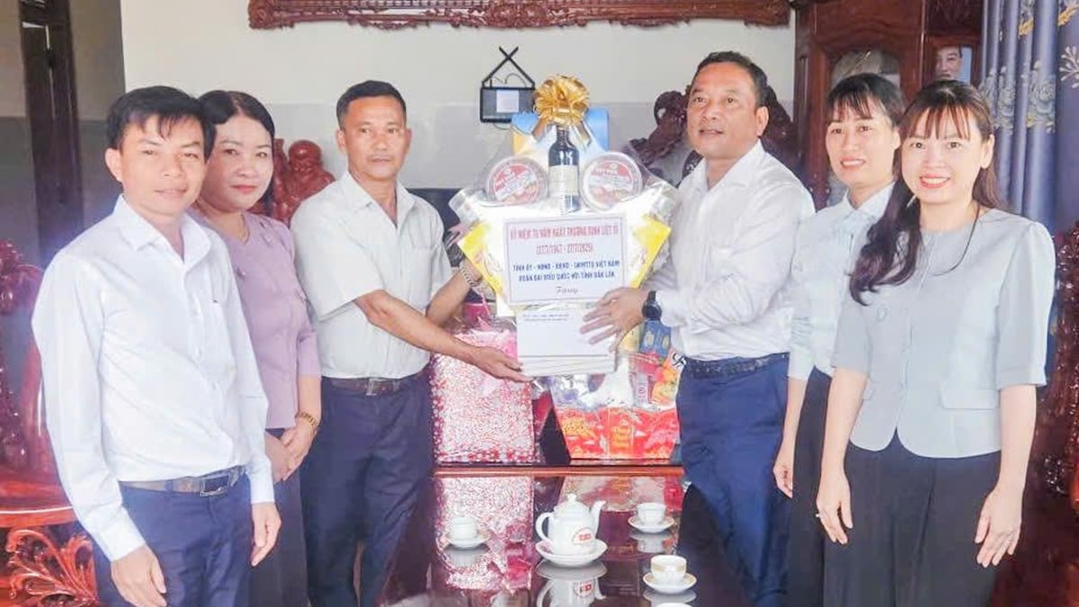Provincial leaders visited and presented gifts to meritorious people in Ea Drong commune and Buon Ho and Cu Bao wards.