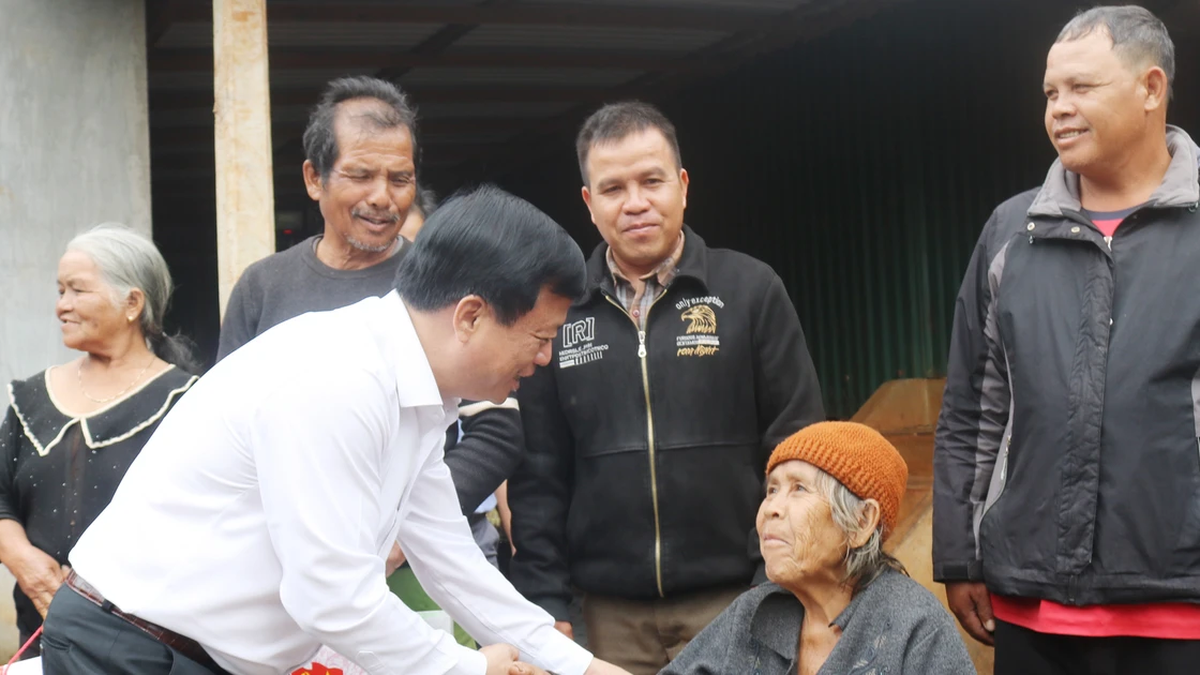 អនុប្រធានអចិន្ត្រៃយ៍គណៈកម្មាធិការប្រជាជនខេត្ត លោក Nguyen Tuan Thanh បានអញ្ជើញទៅសួរសុខទុក្ខ និងជូនអំណោយដល់គ្រួសារជនរួមវិភាគទានបដិវត្តន៍។