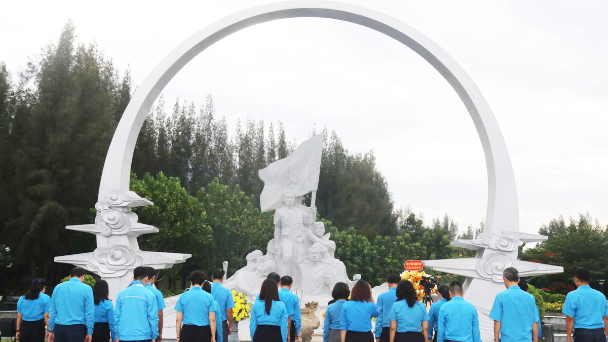 La Federación Provincial del Trabajo ofrece incienso y flores en el Monumento al Soldado de Gac Ma