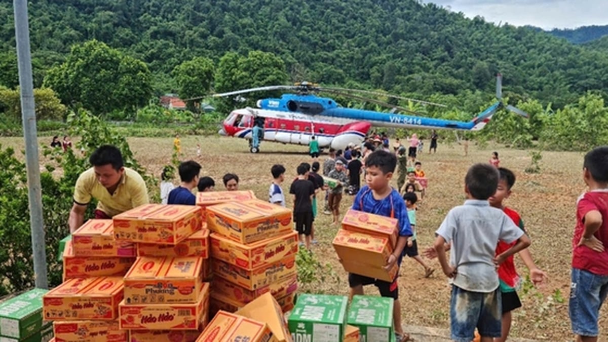 Le ministère de la Défense continue de mobiliser des hélicoptères pour acheminer des secours dans les zones inondées de Nghe An