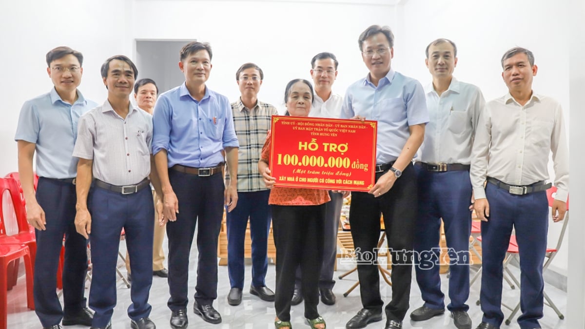 El secretario provincial del Partido, Nguyen Huu Nghia, visitó el lugar y entregó regalos y dinero para apoyar la demolición de casas en ruinas a personas con servicios meritorios.