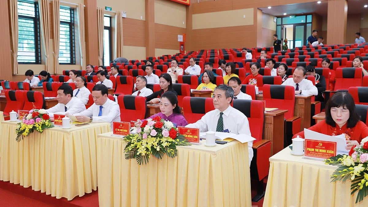 اجتماع لاستعراض تجربة تنظيم مؤتمر الحزب في بلدية في شوين