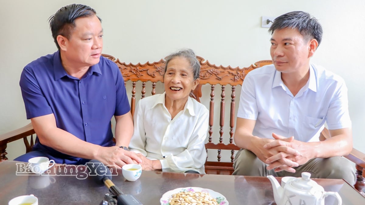 សមមិត្ត Nguyen Khac Than អនុលេខាគណៈកម្មាធិការបក្សខេត្ត ប្រធានគណៈកម្មាធិការប្រជាជនខេត្ត បានអញ្ជើញទៅសួរសុខទុក្ខ ជូនអំណោយ និងផ្តល់ផ្ទះសំបែងដល់ប្រជាជនដែលមានបុណ្យកុសលនៅឃុំ Quynh An។