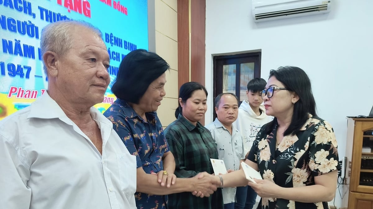Der stellvertretende Vorsitzende des Komitees der Vietnamesischen Vaterländischen Front der Provinz Lam Dong, Bo Thi Xuan Linh, besuchte die Familien verdienter Persönlichkeiten und überreichte ihnen 75 Geschenke.