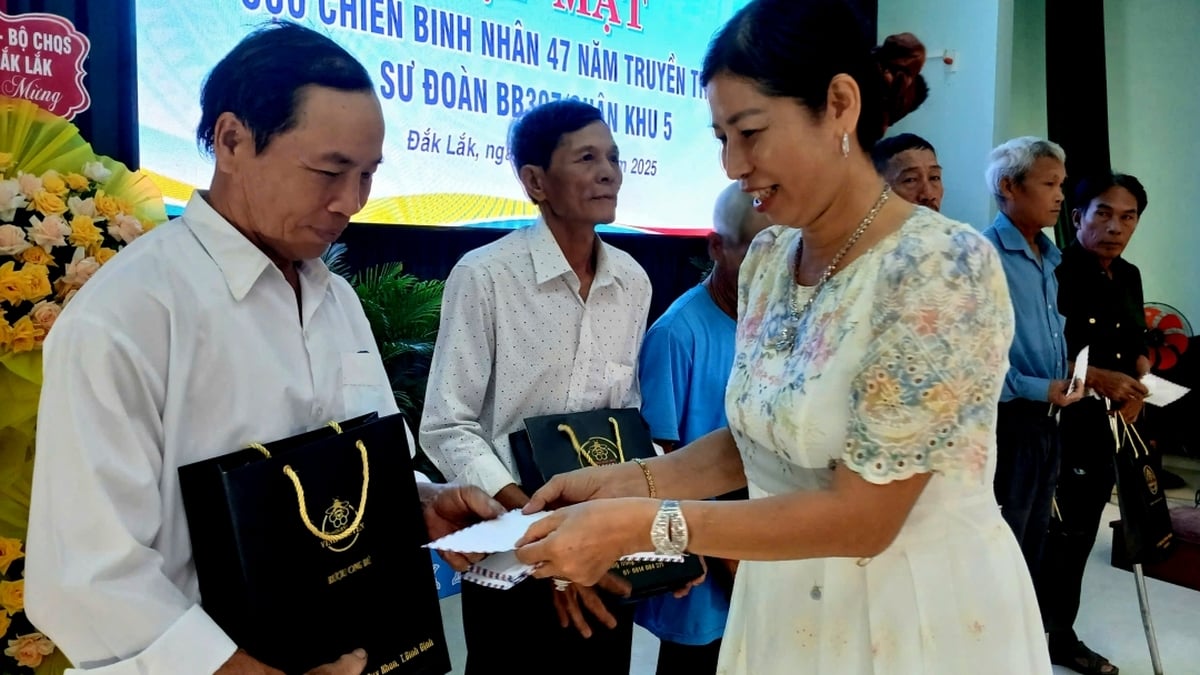 អតីតយុទ្ធជនជាង 300 នាក់បានជួបជុំគ្នាដើម្បីអបអរសាទរខួបលើកទី 47 នៃប្រពៃណីរបស់កងពលធំថ្មើរជើងលេខ 307 ។