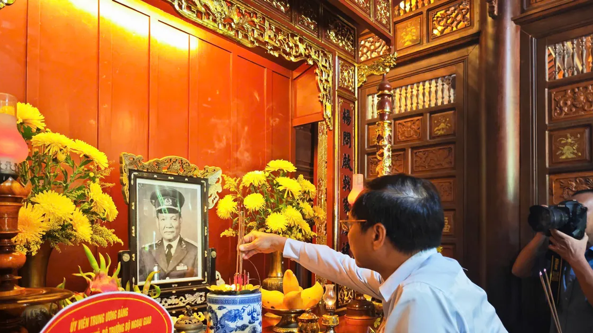 Le vice-Premier ministre Bui Thanh Son offre de l'encens pour commémorer le général Le Duc Anh