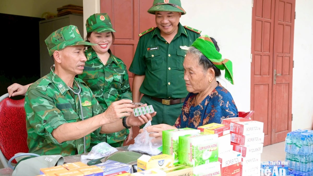 Les gardes-frontières de Nghe An ont envoyé des forces médicales pour traverser les montagnes et les forêts afin d'atteindre la zone d'inondation soudaine de la commune de My Ly.