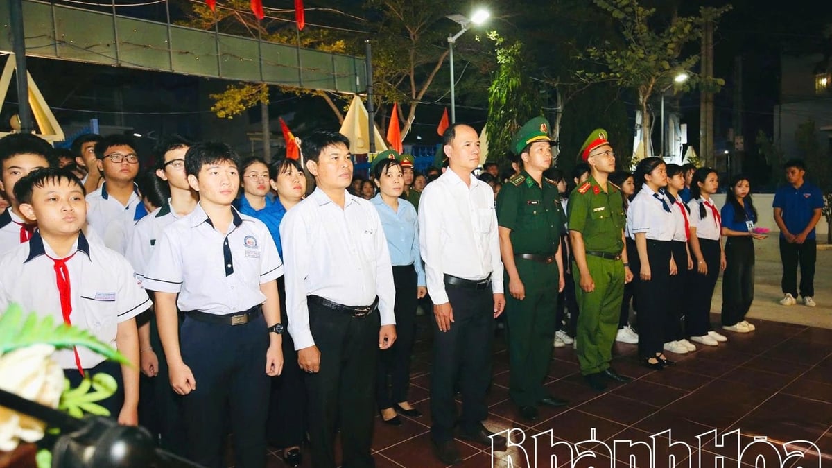 La delegación del barrio de Dong Hai organizó una ceremonia de encendido de velas para rendir homenaje a los heroicos mártires.