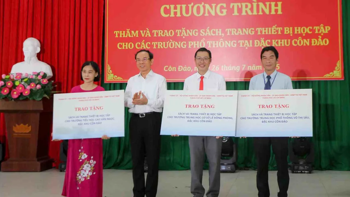 Ciudad Ho Chi Minh dona equipos educativos a tres escuelas de la zona especial de Con Dao