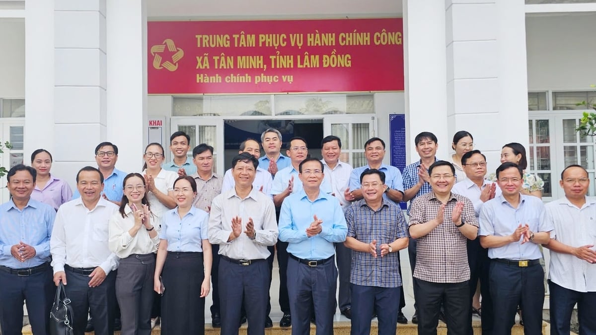 Chairman of Lam Dong Provincial People's Committee Ho Van Muoi inspected at Tan Minh Commune Public Administration Service Center