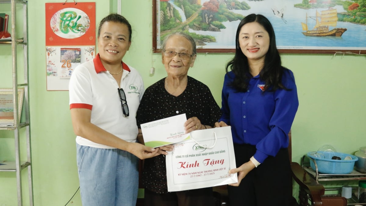 La Unión Provincial de Jóvenes entrega obsequios a familias de políticos del barrio de Thuc Phan y la comuna de Trung Khanh - Periódico electrónico Cao Bang